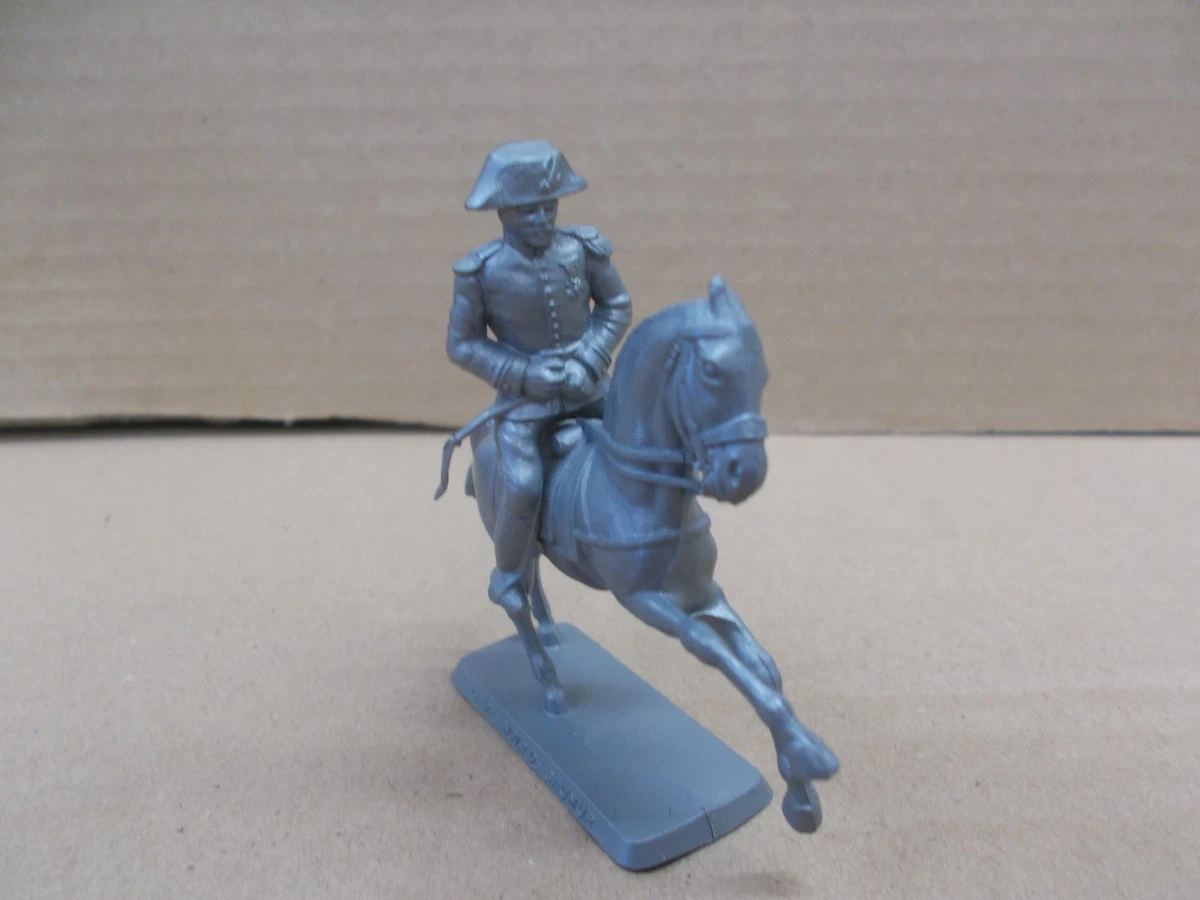 QUIRALU: 2 officiers à cheval, au défilé, démontables. - Lot 558