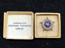 VINTAGE UNDERWOOD TYPEWRITER CO EXPERT TYPIST ENAMEL PIN in ORIGINAL BOX C. 1926