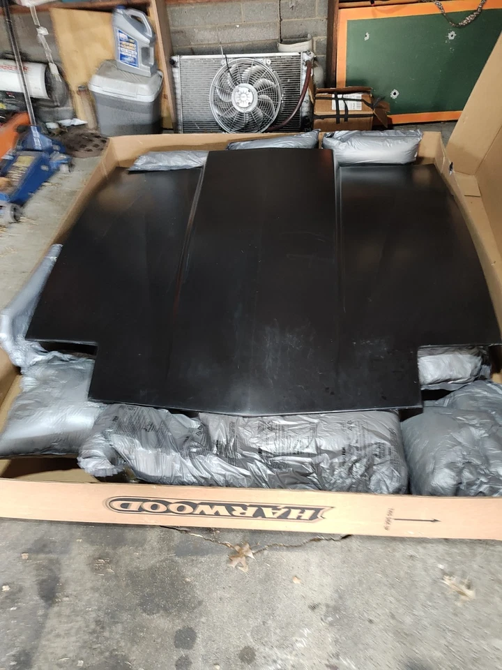 Parafuso de fibra de vidro no capô se encaixa 1987 a 1991 Firebird. Primer Color Is Black - Imagem 2 de 2