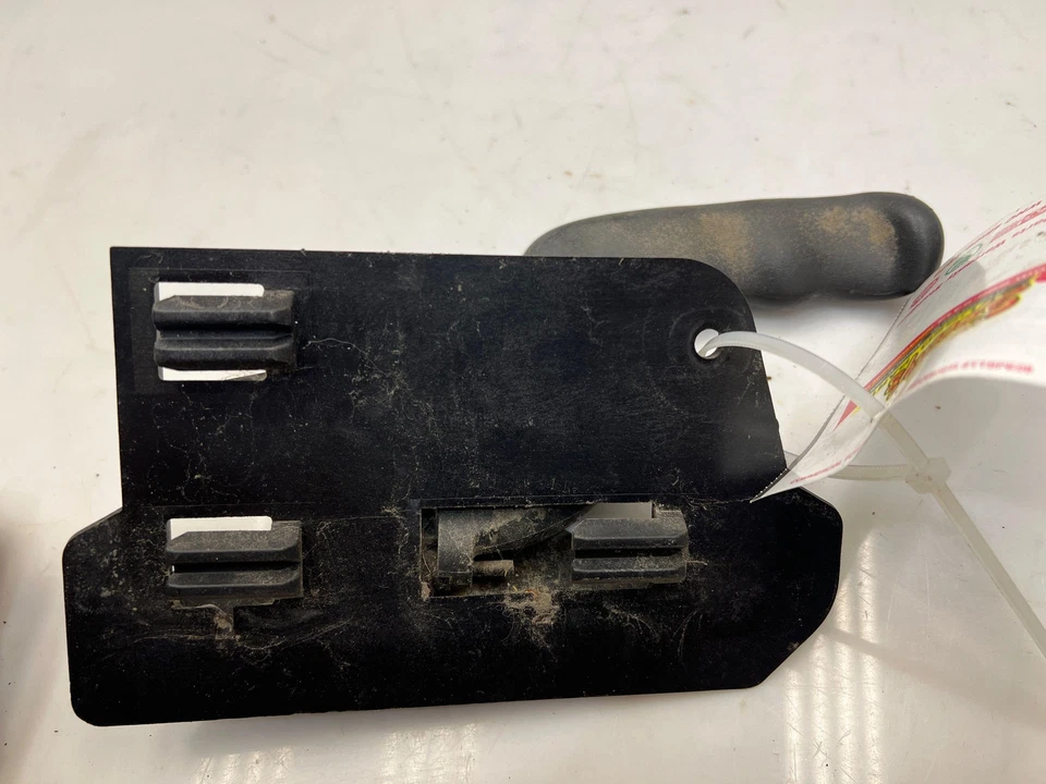 99 - 07 Chevy Silverado Inside Door Handle RH Passenger Side OEM 15760298 - Image 4 of 4