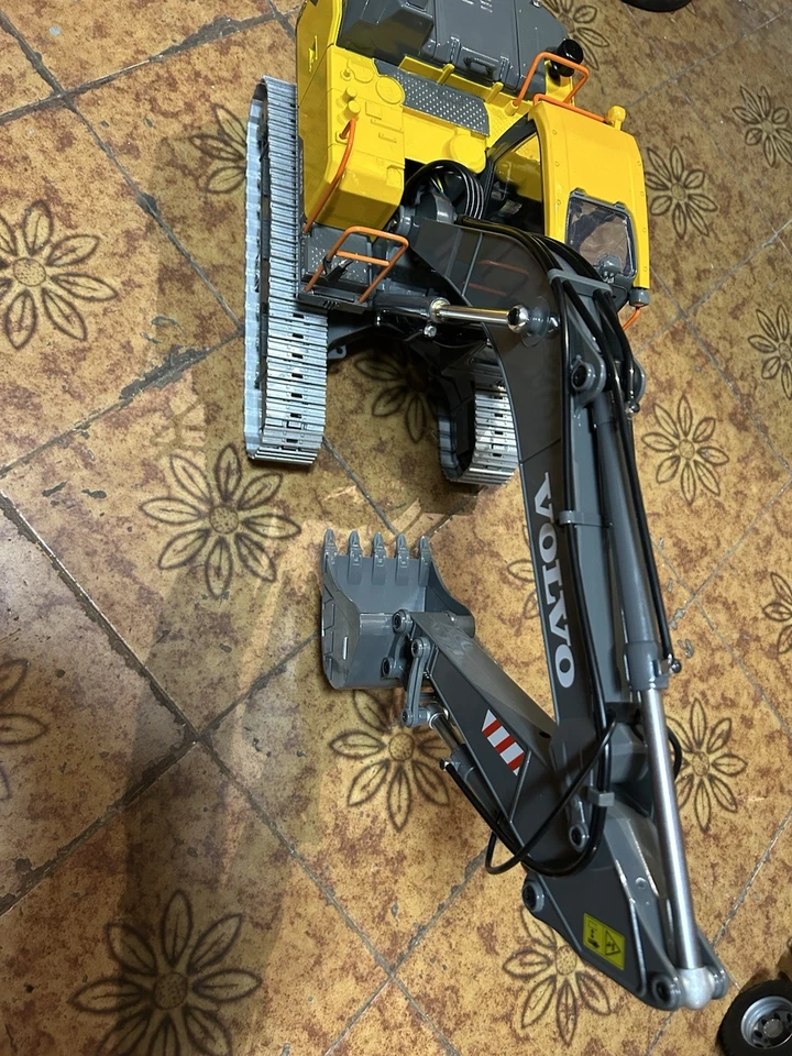 Escavtore Rc Volvo EC160E 1:14 - Immagine 2 di 4