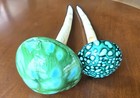 4 GARDEN DÉCOR PIECES, 2 HANDMADE CERAMIC MUSHROOMS & 2 RESIN GROUD PLAQUES — photo 8