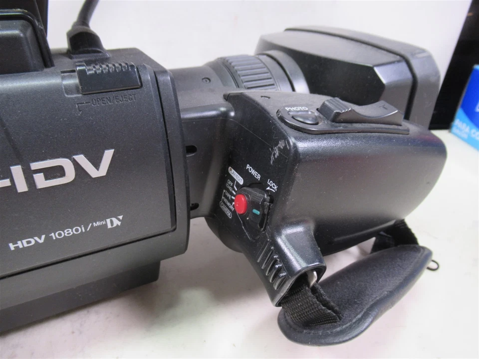 Sony HVR-HD1000U HDV 1080i MiniDV Camera with Carl Zeiss Lens Vario SonnarT - Image 4 of 4