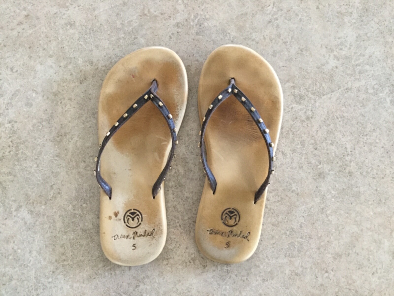 ocean minded oumi flip flops