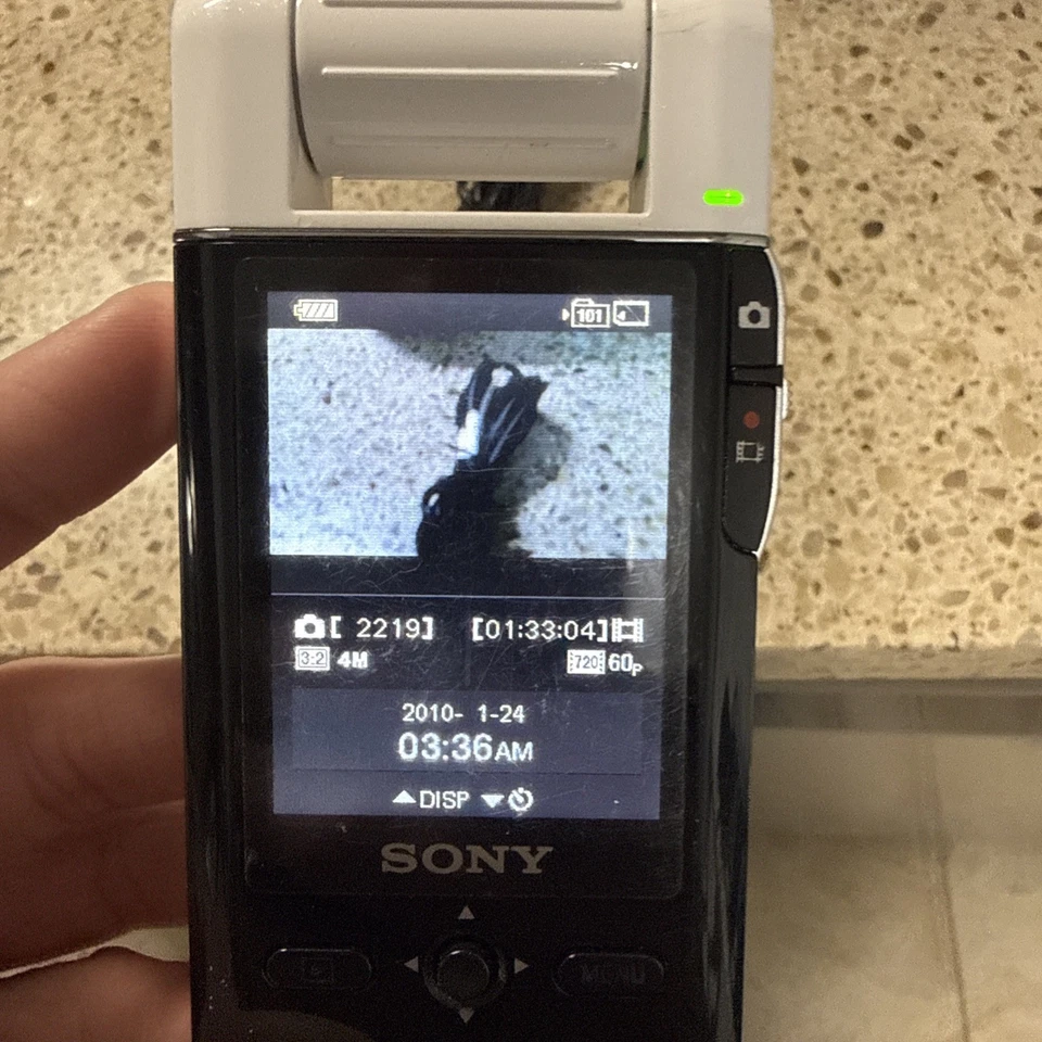 Cámara digital de bolsillo Sony MHS-PM5 HD Bloggie 360 - Probada - Blanca con batería Foto 3 de 4