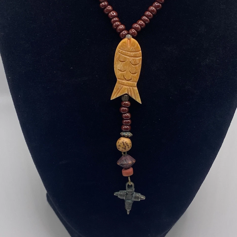 Collar Cruz Firmado Robert Rose Estilo Boho Vidrio Rojo Cuentas Madera Pez Y Gota Foto 2 de 4