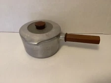 MAGNALITE GHC COUNTRY COLLECTION Sauce Pan With Lid 2 Qt 5682 Wood HANDLE USA