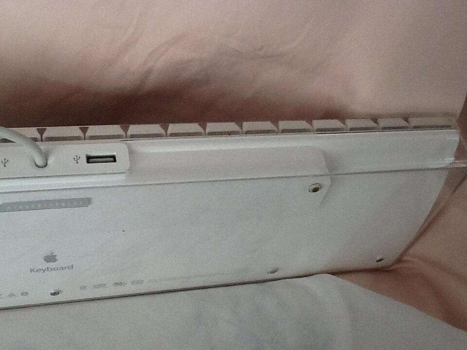 Genuine Apple USB Wired Keyboard Model No: A1048  - UK Layout -  Clear / White - Image 4 of 4