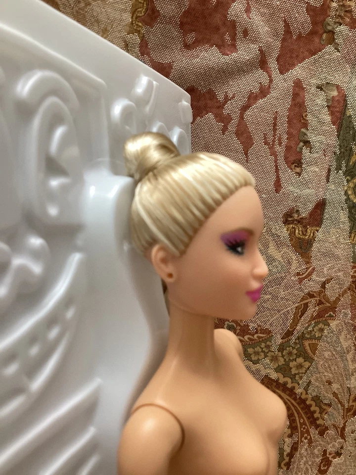 NUDE BARBIE DESIGNER KEITH HARING GODDESS ARTICULATED DOLL BOX COA STAND - Image 4 of 4