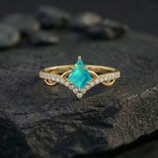 Anillo de ópalo corte cometa de fuego verde, anillo con acento de diamantes de oro amarillo, anillo de ópalo único