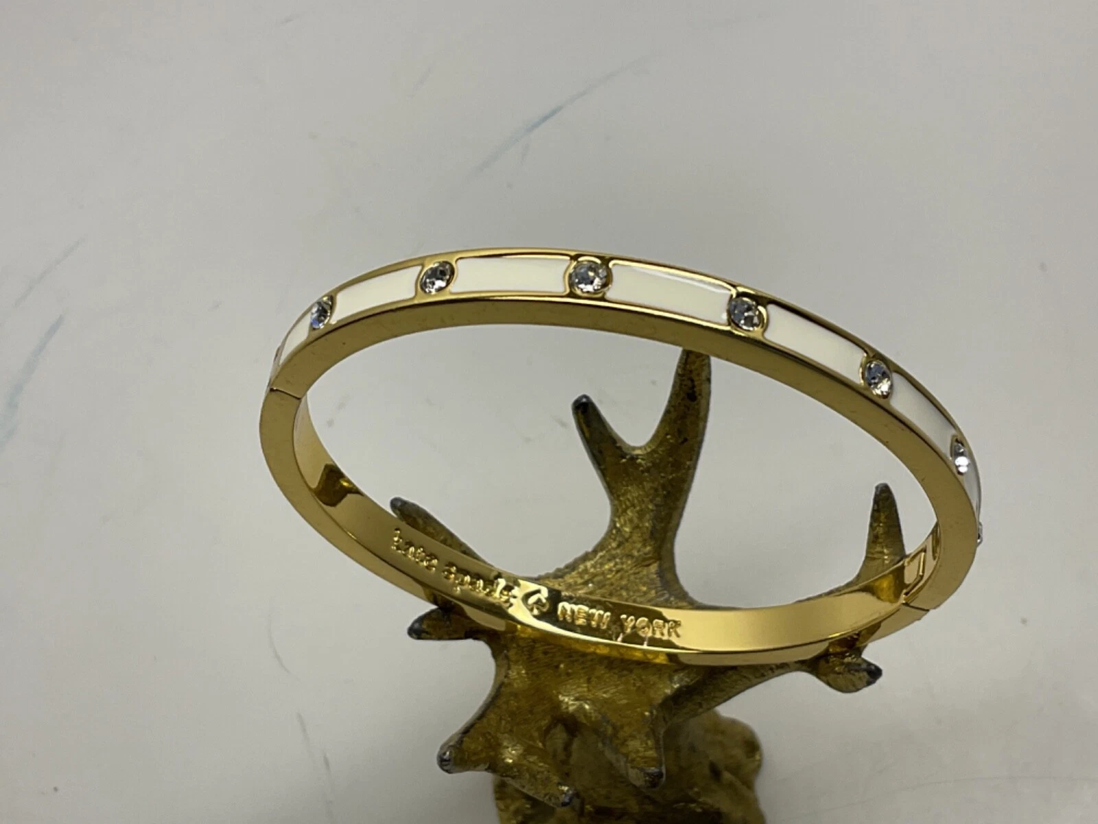 Bracciale a cerniera Kate Spade NY ""Set in pietra"" in oro smalto cristallo trasparente