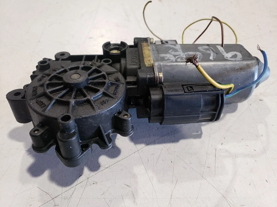 Motor de janela direita - 1996 BMW E36 Coupe - 94-99 fabricante de equipamento original 8360977 - Imagem 3 de 4