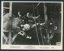 The Hand ’61 DEREK BOND THROWING A MAN OFF A HAYLOFT