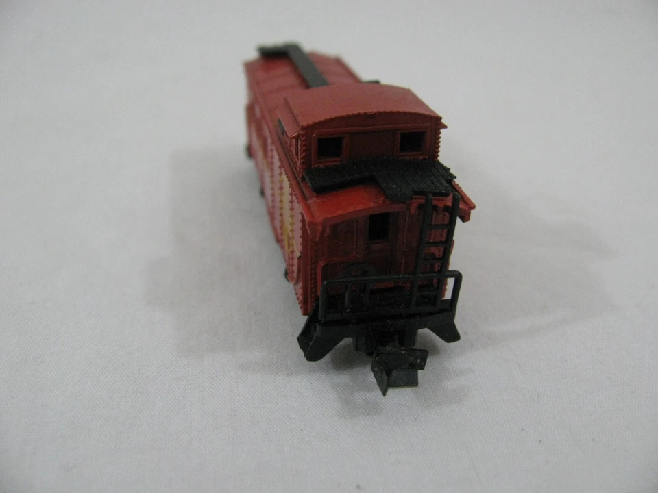Model Power N Scale 999005 Santa Fe Offset Cupola Caboose #3272 VG - Image 4 of 4