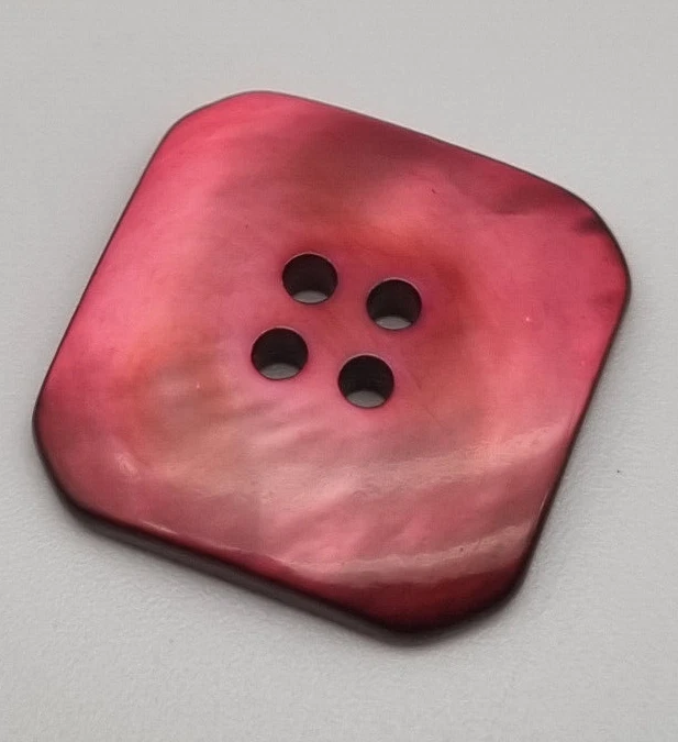 Roter Perlmutt 4-Loch-Knopf 18-23 mm Quadratisch / Mother-of-Pearl Button F14 - Bild 1 von 1