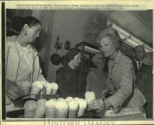 1972 Press Photo Mrs. Richard Nixon samples ice cream in Soviet Union GUM store