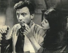 1964 Press Photo Laurence Harvey and Sarah Mills star in "The Ceremony"