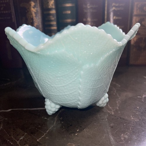 MCM FOSTORIA Blue milk glass BERRY blackberries Bowl 3 Feet Perfect Circa 1950 - Picture 3 of 11