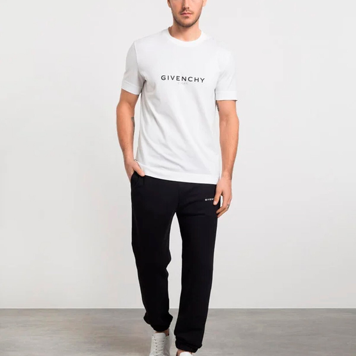【送関込】GIVENCHY☆reverse slim fit t-shirt in cotton GIVENCHY Reverse Slim Fit T-Shirt in Cotton Short Sleeves