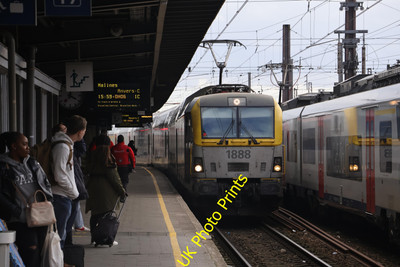 Photo SNCB Belgian Railway 6x4 Class 18 1888 arrives at Brussels-Midi c2023