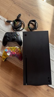 Xbox Series X   Top Zustand + 2 Controller (einer mit Akku)