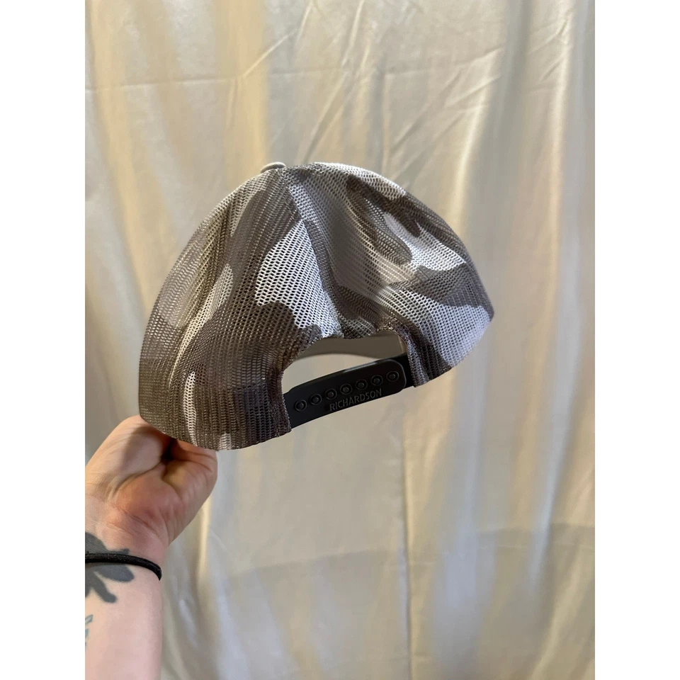 Sombrero de camionero 12 Fox Beer Co “Tastes Like Freedom” Foto 3 de 4