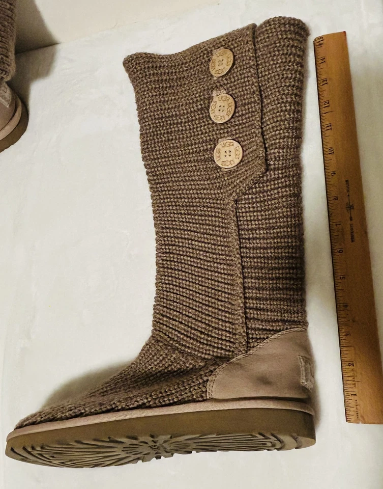 BOTAS UGG AUSTRAILIA USADAS DE PUNTO TOSTADO CON BOTONES - TALLA 9 Foto 2 de 4