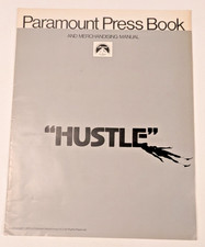1975 - Hustle Movie Promotional Press Book Burt Reynolds Paramount -  B14