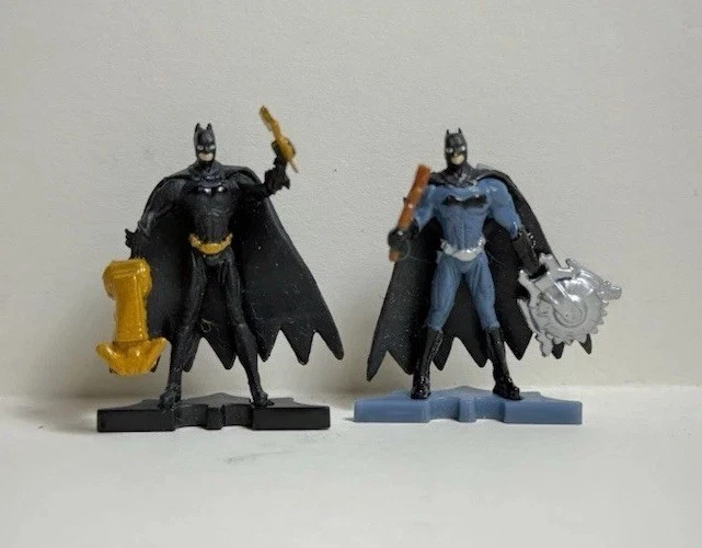 "DOS figuras Hot Wheels Batman DC miniatura Caballero Oscuro y Batman Comienza 1,5""" Foto 2 de 4