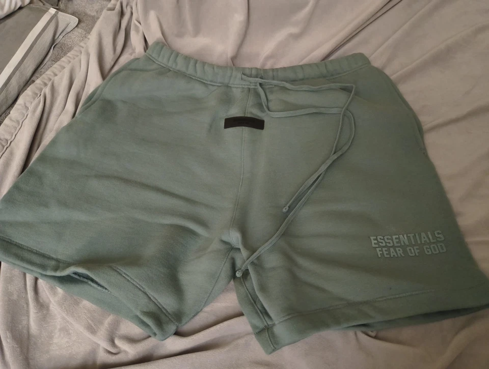 Sudadera corta Fear of God Essentials para hombre sicómoro talla mediana Foto 3 de 4
