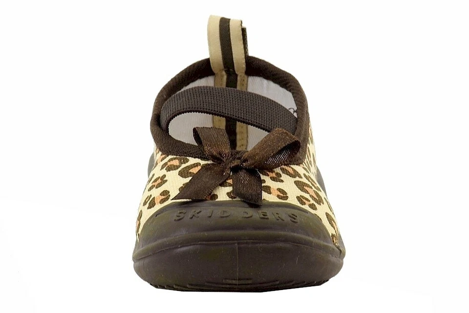 Sapatos de lona com estampa de leopardo marrom infantil Skidders Mary Janes - Imagem 2 de 4