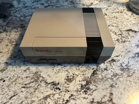 Nintendo Classic NES-001 Video Game Console with Controllers Star Master Zapper