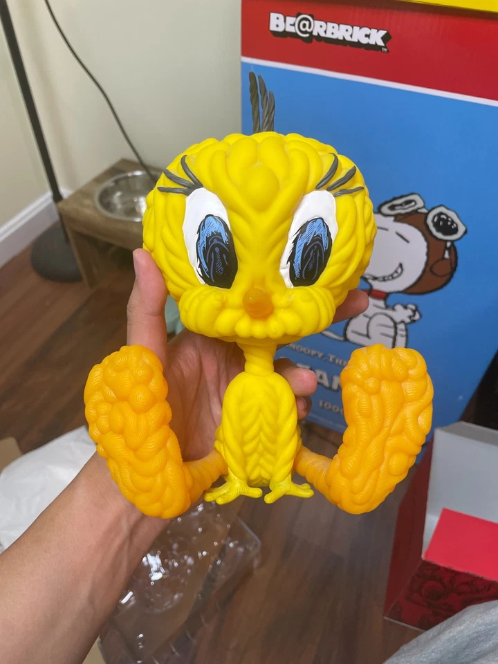 Виниловая фигурка Tweety Bird — Mark Dean Veca — 8 дюймов от Kidrobot желтая версия - Изображение 3 из 4