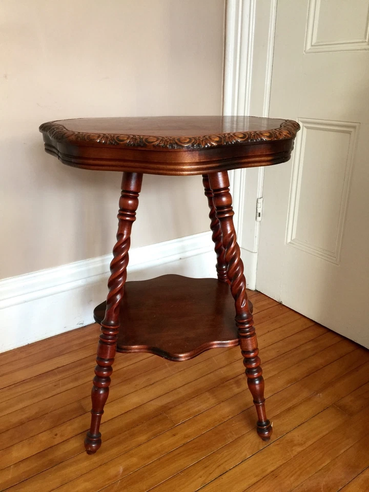 Antigua mesa auxiliar redonda con estante Foto 2 de 4