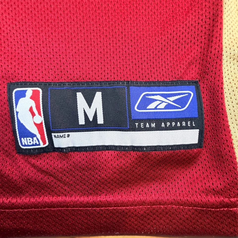 De colección NBA Dallas Mavericks Dirk Nowitzki Hombres Mediano RARO Rojo Oro Burbuja Letras Foto 4 de 4