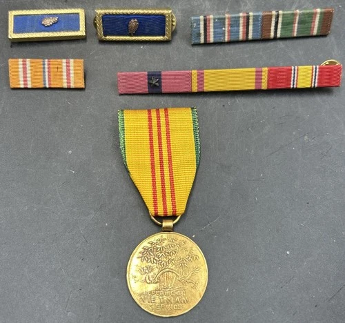 EH Vintage U.S Military Ribbon And Ribbon Bar Lot Vietnam War Era