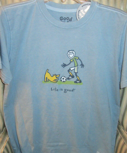 NEUF AVEC ÉTIQUETTES ! LIFE IS GOOD « GOOD KID » TEE JEUNESSE S/S.. »JAKE & ROCKET « FOOTBALL » ..(12-14) - Photo 1 sur 4