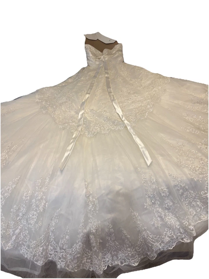 Professionally Cleaned Size 18 Wedding Dress With Built In Bustle. Stored In Box - Image 4 of 4