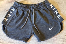 Nike Mädchen kurze Hose Gr. S dunkelgrau