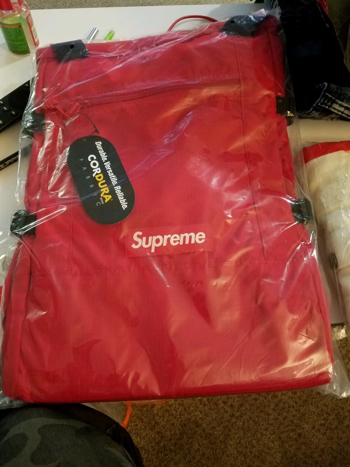 Sac fourre tout Supreme RED REAL SS19 sac à dos rare épuisé en ligne.