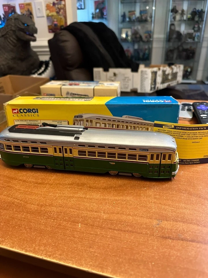 Corgi Classics 98468 Yellow Coach 743 Champlain 1:50 Diecast Bus NIB - Image 3 of 3