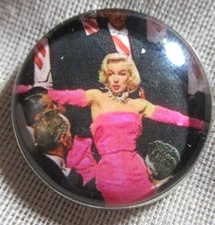 GLASS DOME BUTTON -  MARILYN MONROE W MEN "DIAMONDS ARE A GIRL'S BEST FRIEND"