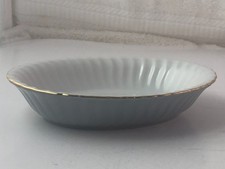 Jabonera acanalada de porcelana blanca/gris Saturday Knight Ltd de colección adorno dorado nueva de stock