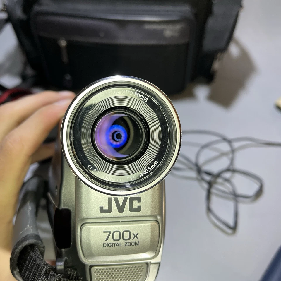 JVC GR-FX16 Camcorder VHSC 700x Zoom Retro Analog Video Camera Bundle - Image 3 of 4