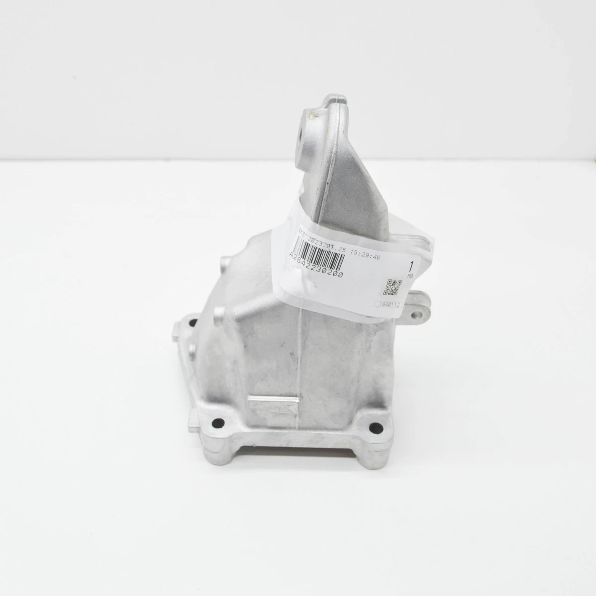 NEW MERCEDES-BENZ C W205 FRONT LEFT ENGINE MOUNT BRACKET 
