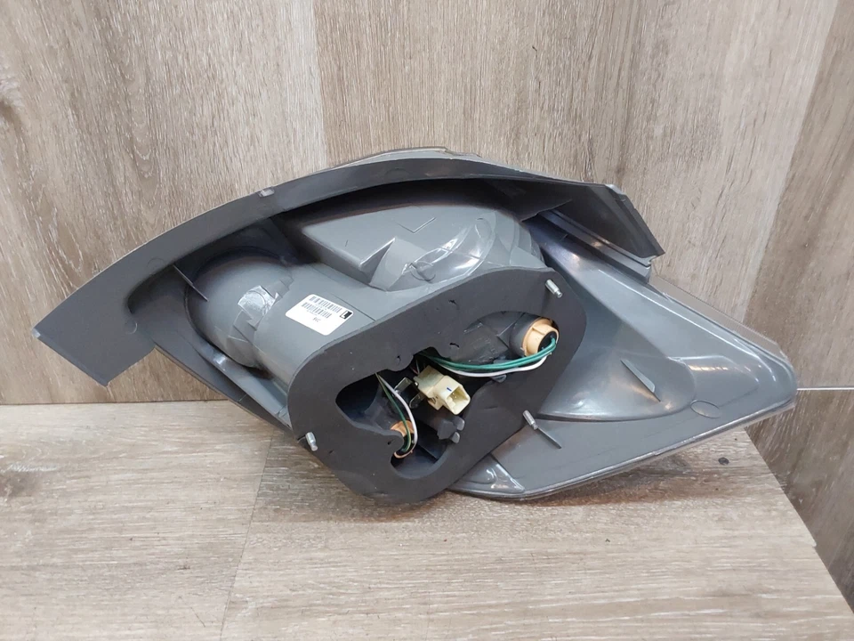 Luz trasera Toyota Matrix 2004-2008 conjunto LH pieza OEM # 8156002322 Foto 2 de 4