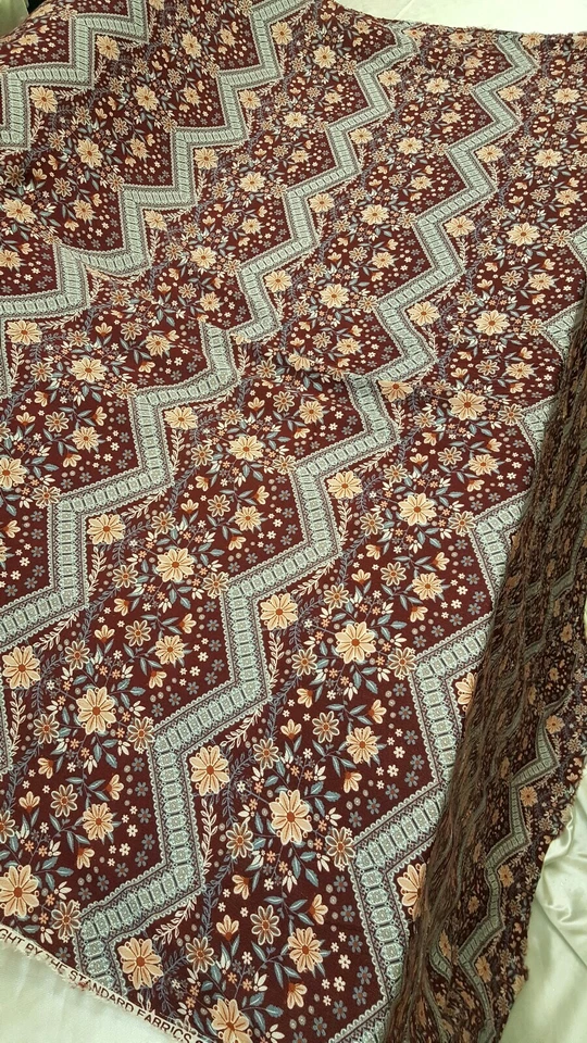 Tela de fondo borgoña flores flores callis rayón por yarda gris Chevron Foto 2 de 4