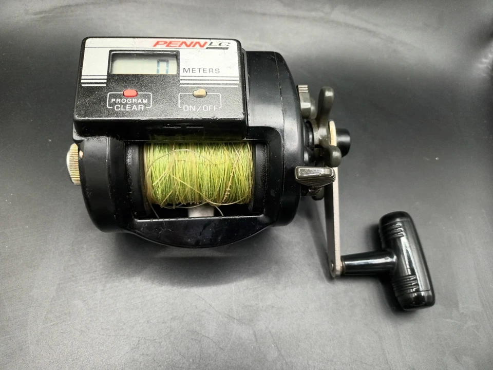 Carrete de pesca con contador de línea digital Penn 875 LC de colección *funciona/necesita servicio* Foto 2 de 4