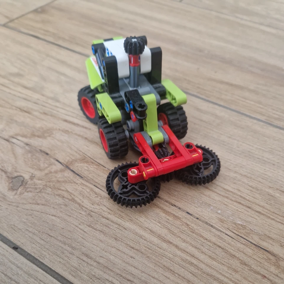 LEGO Technic 42102 Mini CLAAS XERION, foto 2 di 3
