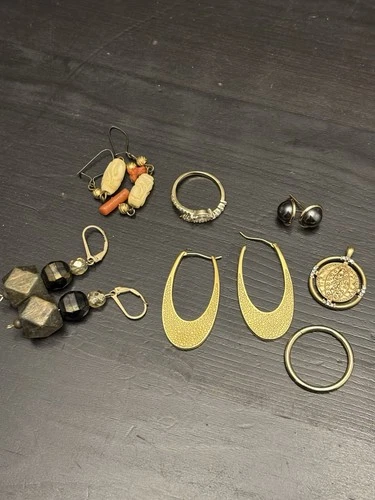 VINTAGE GOLD TONE WOMENS COSTUME JEWELRY AUCTION LOT